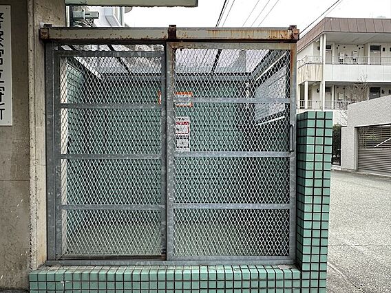 敷地内ゴミ捨て...