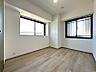 寝室：5帖の洋室◎角部屋のため日当りと風通し良好♪