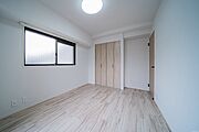 6帖洋室。二面に窓があり、明るいお部屋です！