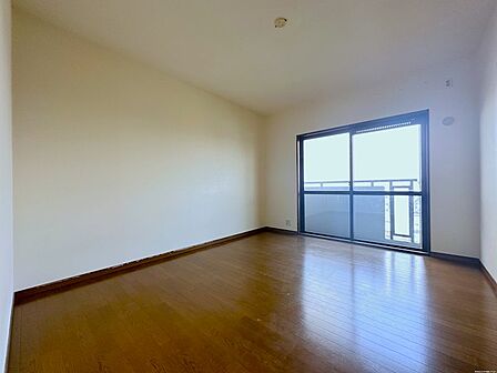 東側に窓があり、朝日の入るお部屋です!
