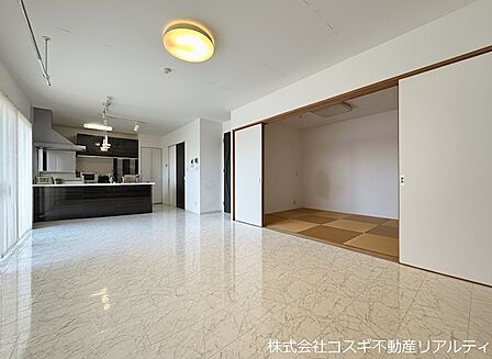 19.7帖のリビング!和室をリビング一部として使用できます!※AIにてお荷物を削除しております。現況優先とします。