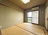 その他：リビング横和室です！※AIにてお荷物を削除しております。