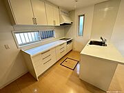 リビングを見渡すことの出来るII型キッチンを採用。