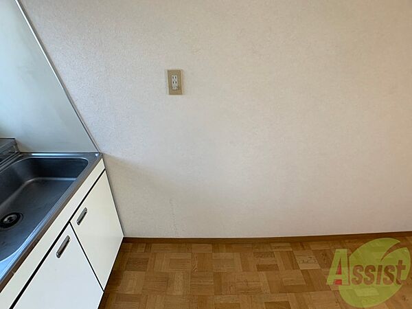 画像25:キッチン後ろには冷蔵庫を置けるスペースがありますね。