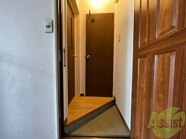 画像12:玄関です。すぐ広いリビングにつながっています。