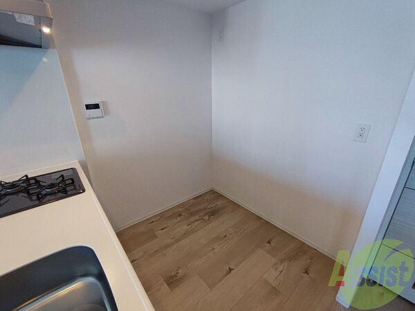 画像24:キッチン後ろには冷蔵庫を置けるスペースがありますね。
