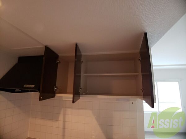 画像25:キッチン上段に収納がありますので、食器などを収納出来ます。