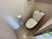 こちらはトイレです。清潔感があり、安心して使用できます。