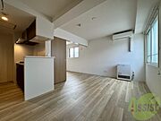木目のフローリングは落ち着きのある印象のお部屋になりますね。