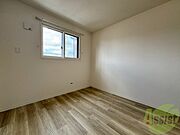 こちらのお部屋は光が差し込む、温かみのあるお部屋です。