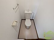 こちらはトイレです。清潔感があり、安心して使用できます。