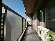 バルコニーです。洗濯物を干したり一息ついたりできますね！