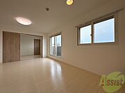 木目のフローリングは落ち着きのある印象のお部屋になりますね。