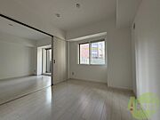 寝室はこちらです。光が差し込む、温かみのあるお部屋です。