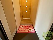 玄関の様子です。明るい印象ですね。気分もあがりそう。