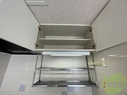 キッチン上段に収納がありますので、食器などを収納出来ます。