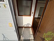 玄関の様子です。明るい印象ですね。気分もあがりそう。