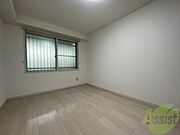 こちらのお部屋は光が差し込む、温かみのあるお部屋です。