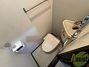 こちらはトイレです。清潔感があり、安心して使用できます。