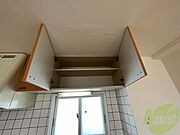 キッチン上部の棚にも台所用品や食器などを入れることができます