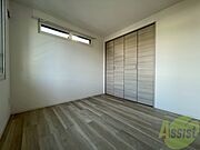 木目のフローリングは落ち着きのある印象のお部屋になりますね。