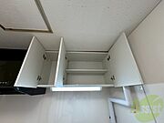 キッチン上部の棚に台所用品や食器などを入れることができます。