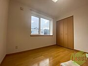 寝室はこちらです。光が差し込む、温かみのあるお部屋です。