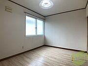 寝室はこちらです。光が差し込む、温かみのあるお部屋です。