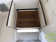キッチン上にも収納あり、キッチン用品などがしまえます。