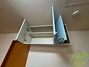 キッチン上にも収納あり、キッチン用品などがしまえます。
