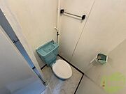 こちらはトイレです。清潔感があり、安心して使用できます。