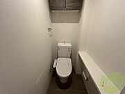 こちらはトイレです。清潔感があり、安心して使用できます。