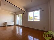 寝室はこちらです。光が差し込む、温かみのあるお部屋です。