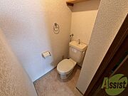 こちらはトイレです。清潔感があり、安心して使用できます。