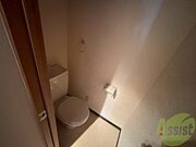 こちらはトイレです。清潔感があり、安心して使用できます。