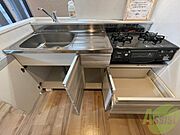 キッチン下の棚を開けてみました！食品ストック等をしまえます。