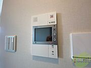 TVモニター付インターホンです。来客者の顔が見えるので安心！