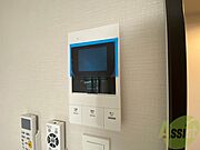 TVモニター付インターホンです。来客者の顔が見えるので安心！
