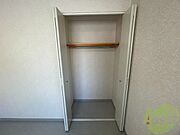 クローゼットを開けてみました。奥行きがありますね。