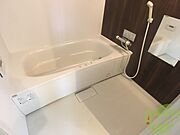 バスルームは狭すぎず、シャワーも浴びやすそうです。
