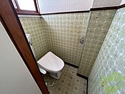 こちらはトイレです。清潔感があり、安心して使用できます。