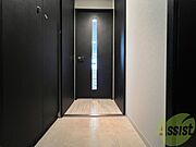 玄関の様子です。明るい印象ですね。気分もあがりそう。