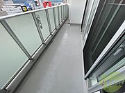 バルコニーです。洗濯物を干したり一息ついたりできますね！