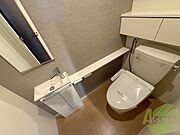こちらはトイレです。清潔感があり、安心して使用できます。