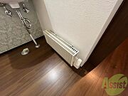 電気暖房です。冬場の寒い日でも安心ですね～