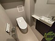 ウォシュレット機能がついたトイレです。安心して使用できます。