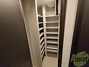 シューズボックスもなかなかの大容量！傘や掃除用具も入りそう。