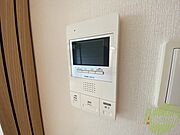 TVモニター付インターホンです。来客者の顔が見えるので安心！