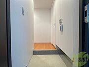 玄関です。ご覧の通り広々としていますね。