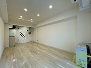 白を基調とした明るい印象のお部屋になっています！